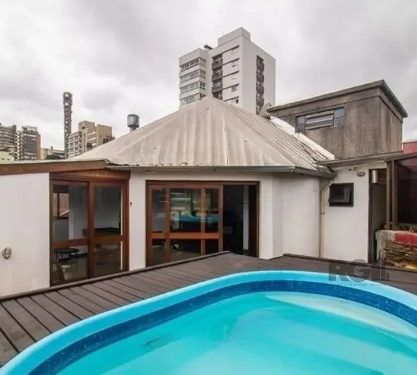 Cobertura no bairro Petrópolis de 2 dormitórios 2 vagas e piscina