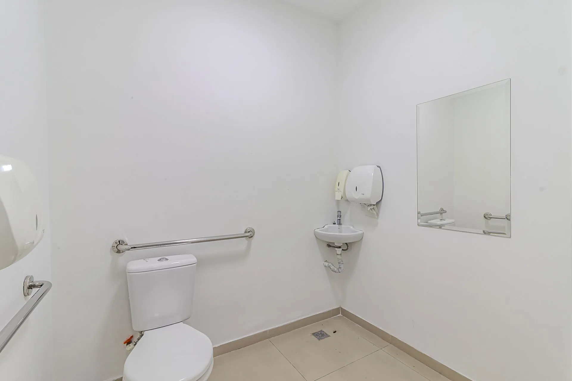 Imagem : MÁFFER IMÓVEIS ALUGA LOJA COMERCIAL COM 351M² DE ÁREA PRIVATIVA toda REFORMADA com excelente fachada e espaço para estacionamento em frente ao imóvel, ideal para empresas que buscam visibilidade e facilidade de acesso.