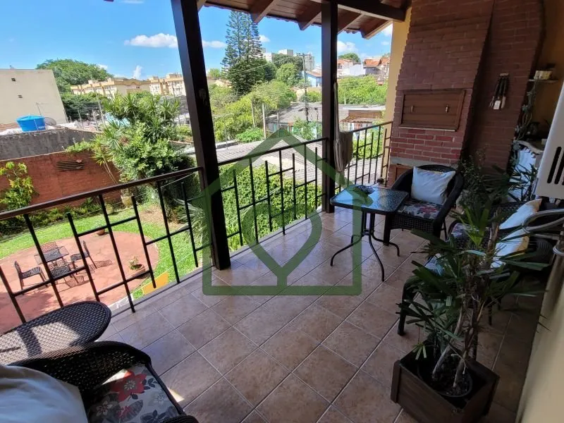 Imagem Casa estilo " tradicional", sólida, construída p/ morar e ter muita história, como disse o propri...