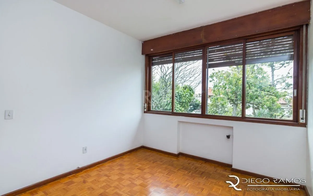 Imagem Venda de casa residencial 25,00m x 80,00m- Menino Deus. 4 vagas, 4 dormitórios, sendo 1 suíte, 1 varanda, lareira e churrasqueira.