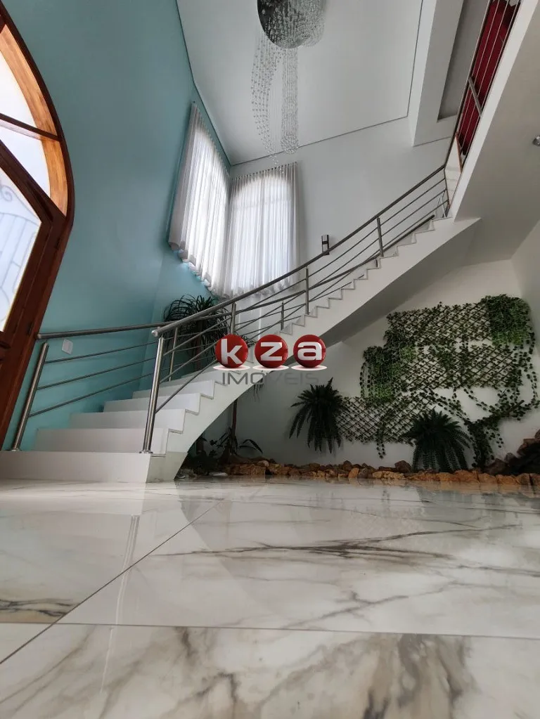 Imagem Casa de luxo no Condomínio Portal do Lago: 4 suítes, 3 salas, 7 banheiros, 2 vagas, 541m² em Valinhos-SP. Venda ou locação.