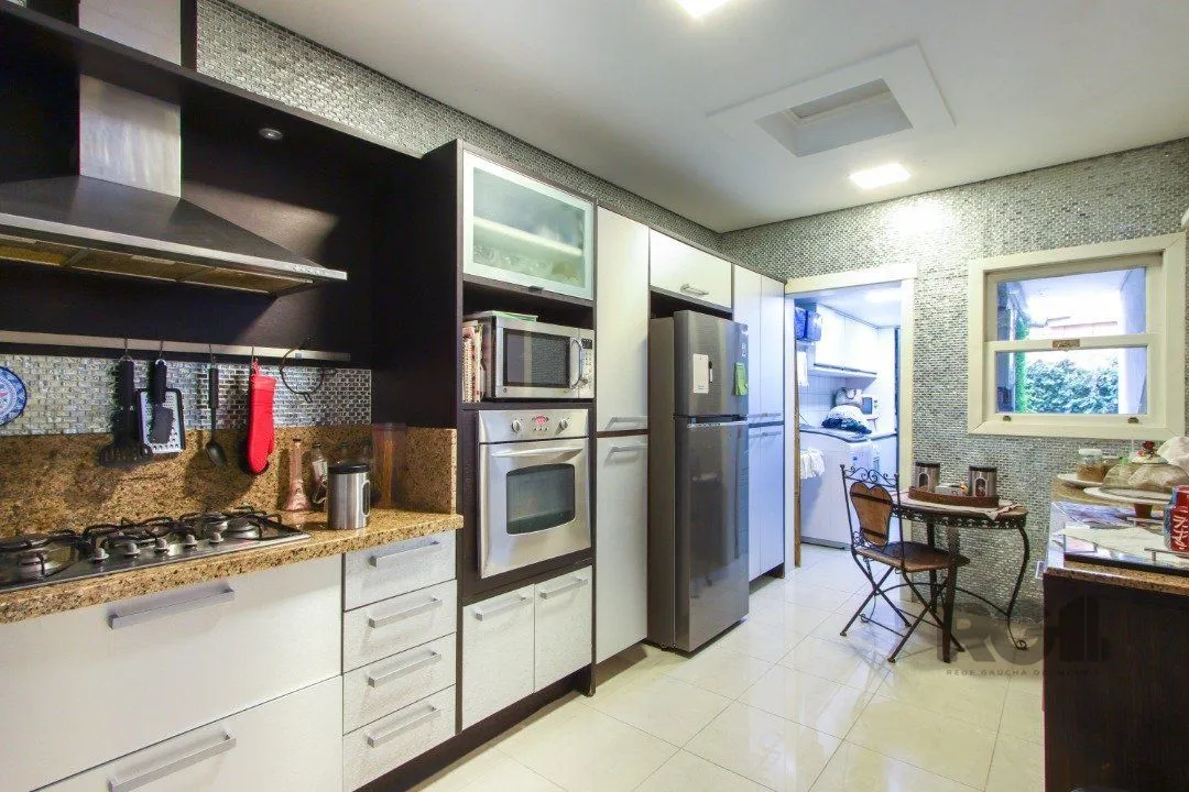 Imagem Casa com 327m² de área privativa, oferecendo 3 dormitórios, sendo 3 suítes