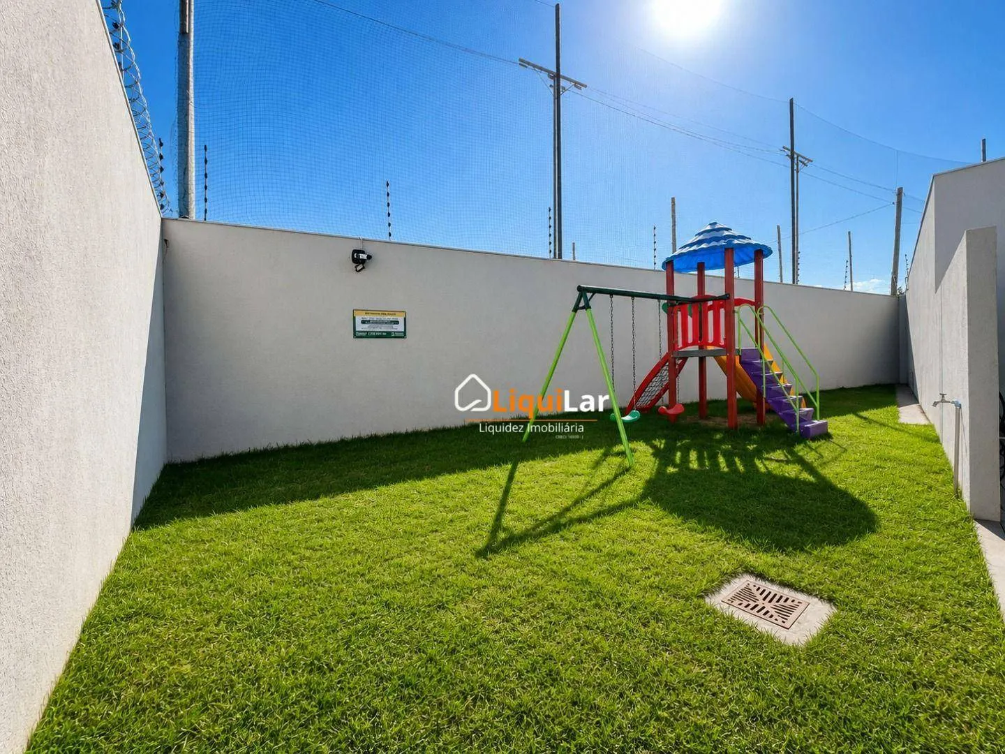 Imagem Casa à Venda no Residencial Carlota I com 3 Quartos, Suíte, Área Gourmet e Condomínio Exclusivo