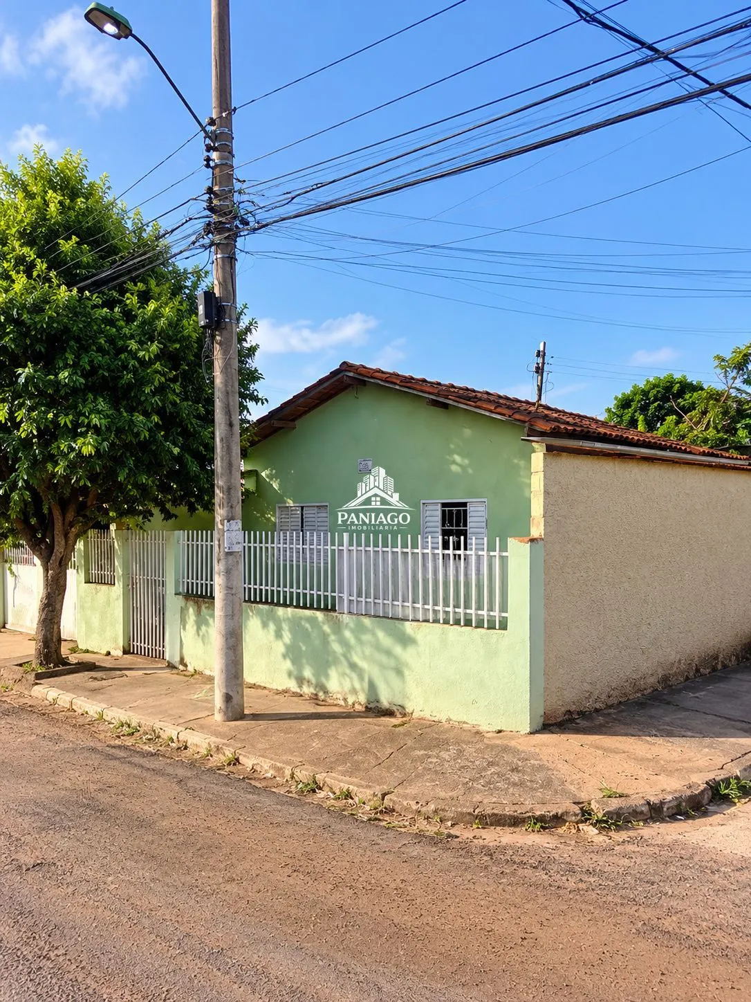 Imagem Casa Quintal, Espaço Externo, Localizada no Bairro Areão, Próxima à Região Centr