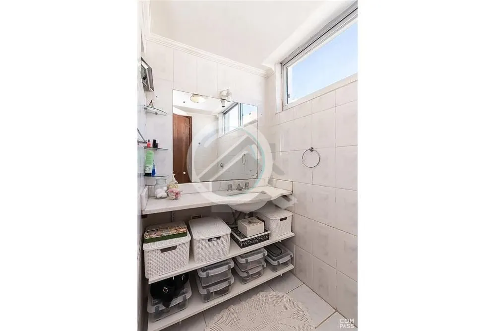 Imagem O apartamento localizado na Av. Getúlio Vargas, no bairro Menino Deus, é uma opção interessante ...