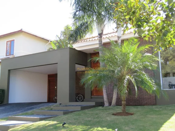 Imagem Casa térrea, com piscina, muito bem conservada e moderna com 600m² de terreno e 300m² de construção com 04 suítes. Estuda Permuta