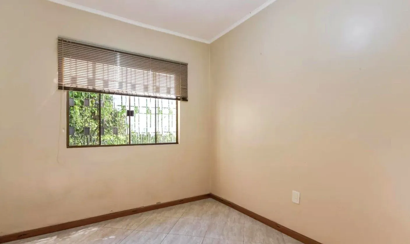 Imagem Casa no bairro Jardim Sabará de 4 dormitórios e 3 vagas DESOCUPADA