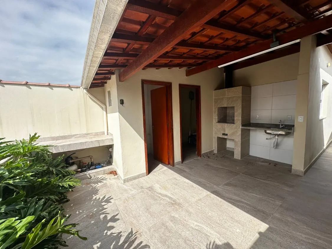 Imagem CASA NOVA COM PISCINA, 02 DORMITÓRIOS E DISPONÍVEL PARA VENDA E LOCAÇÃO LADO PISTA NA VILA ATLÂNTICA EM MONGAGUÁ
