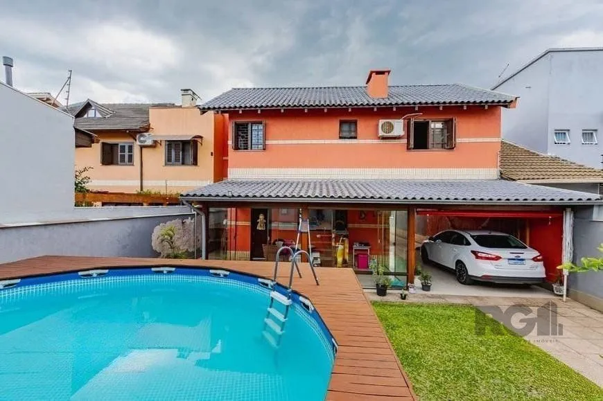 Imagem Excelente casa de 209m² com 3 dormitórios, piscina e 3 vagas de garagem.
