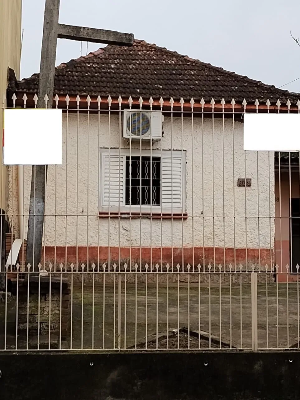 Imagem Terreno com duas frentes, três casas (duas c/dois dormitórios e a outra tipo tipo JK)