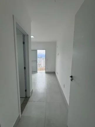 Imagem Conheça este apartamento de luxo com sacada envolvente e área de lazer completa, incluindo piscina, academia e espaço gourmet. O lar dos seus sonhos espera por você. Á venda na Imobiliaria Consulte Imoveis.