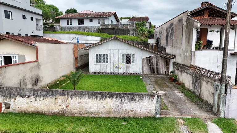 Imagem Casa de madeira muito bem localizada entre os bairros Iririú e saguaçu!