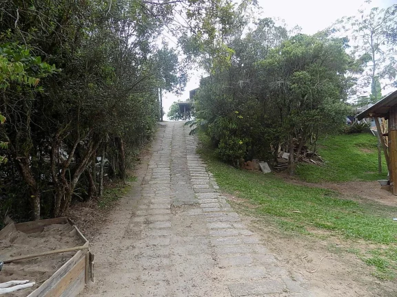 Imagem Imperdível! Casa Charmosa em Garopaba-SC com 3 Quartos, 2 Banheiros e Perto das Dunas!
