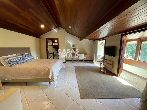 Imagem Casa em condomínio de luxo em Itaipava, Petrópolis-RJ: 4 quartos, 2 suítes, 3 banheiros, 10 vagas, 800m². Imperdível!