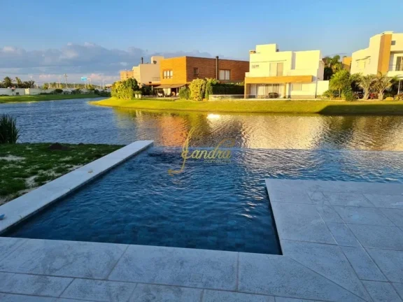Imagem Sobrado 05 suítes com piscina em condomínio fechado mobiliado e decorado