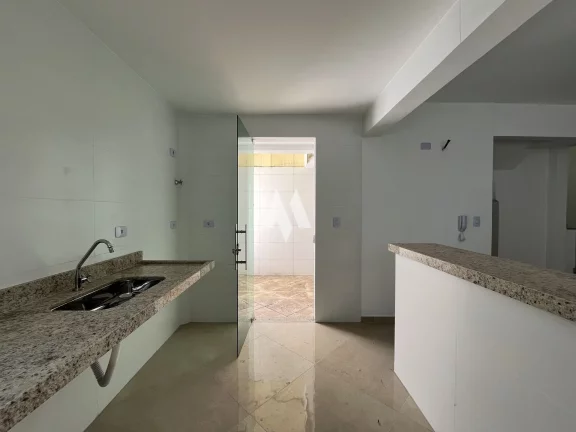 Imagem Casa alta á venda com o melhor valor de m² da região - 2 dormitórios com 2 suítes e garagem - Campo Grande, Santos/SP