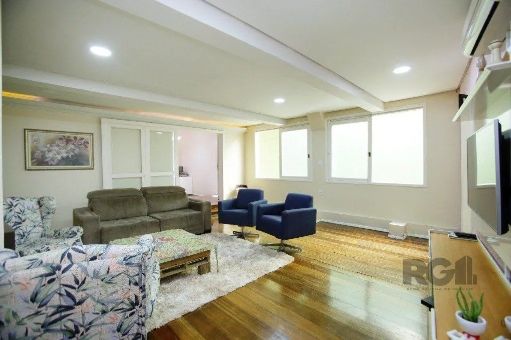 Imagem Excelente casa de 235m² com 4 dormitórios e 3 vagas no bairro Azenha.