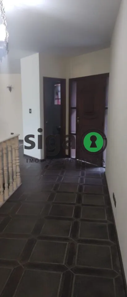 Imagem Sobrado de alto padrão com 500m², 4 suítes e ampla área verde em Interlagos