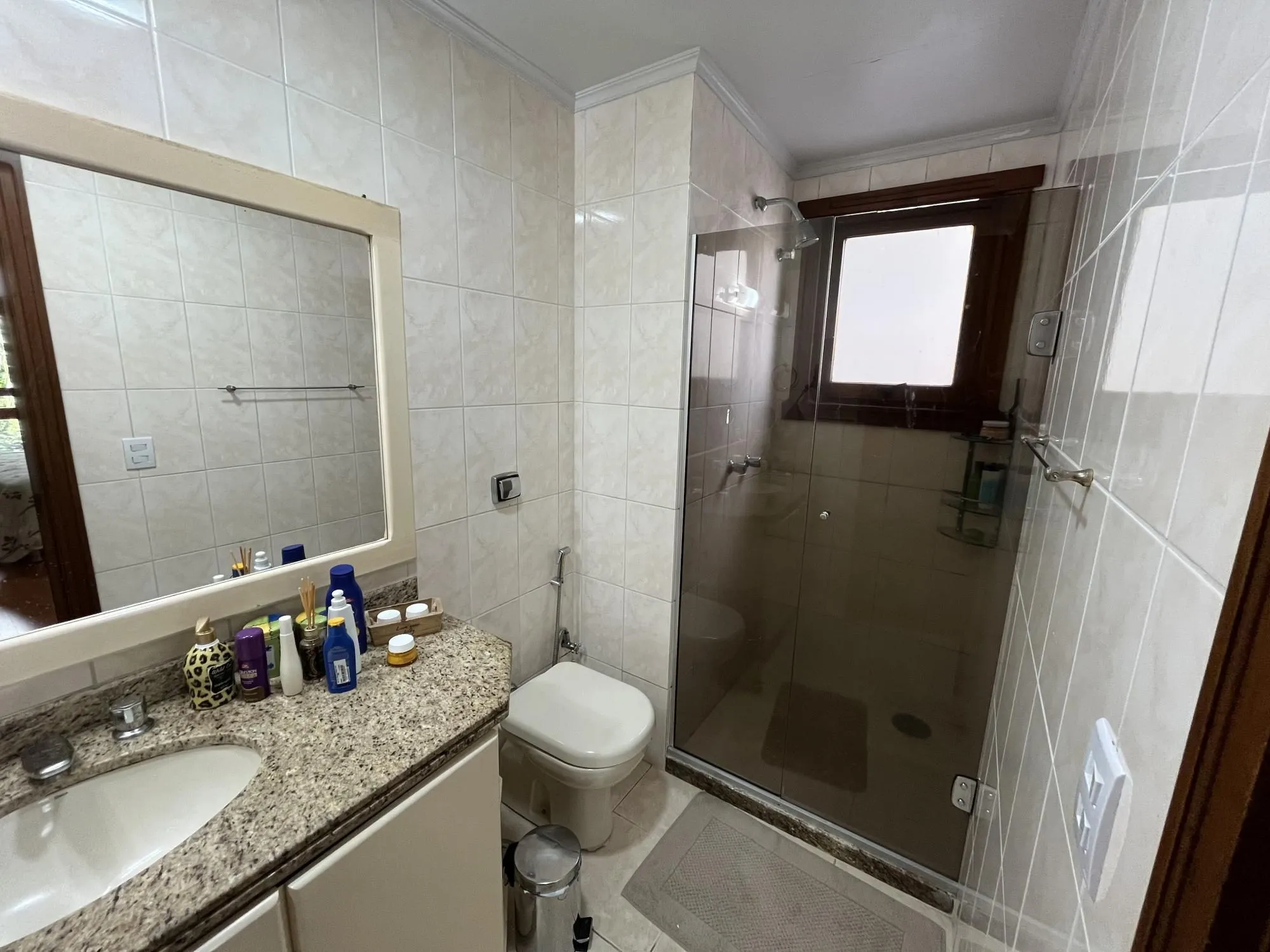 Imagem Apartamento de 3 quartos, suíte e 2 vagas de garagem no bairro Santana em POA
