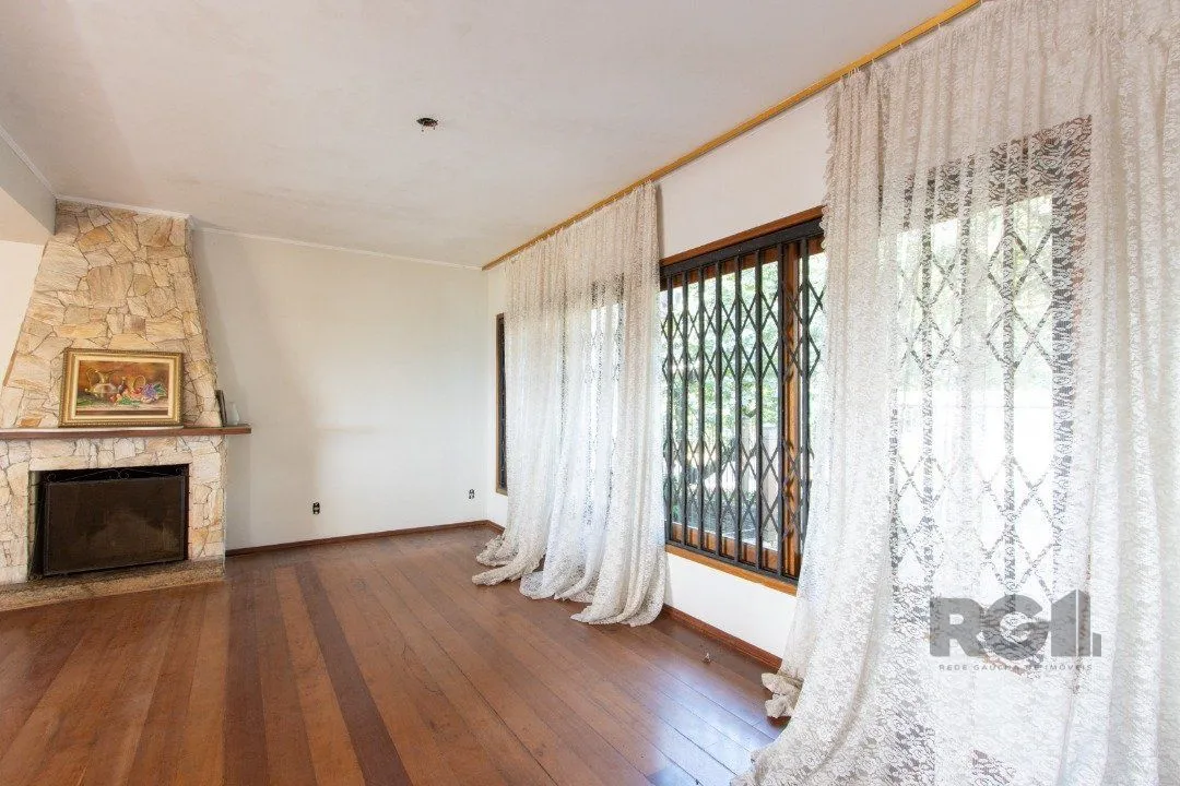 Imagem Casa para Venda - 361.95m², 4 dormitórios, sendo 2 suites, 3 vagas - Nonoai