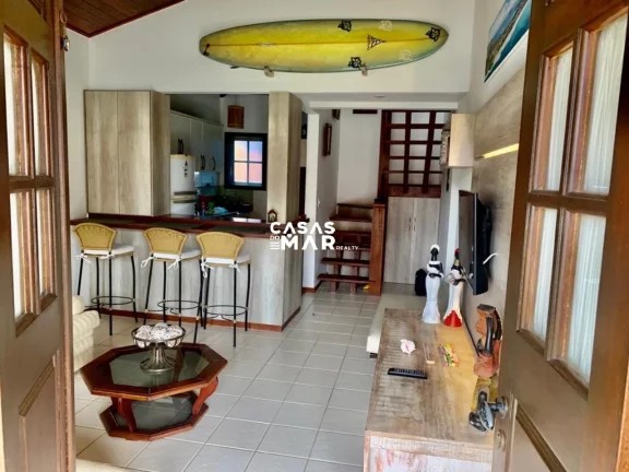 Imagem Excelente Casa em Condomínio, a poucos pasos da praia, Búzios-RJ: 4 Quartos, 3 Suítes, 2 Vagas de Garagem