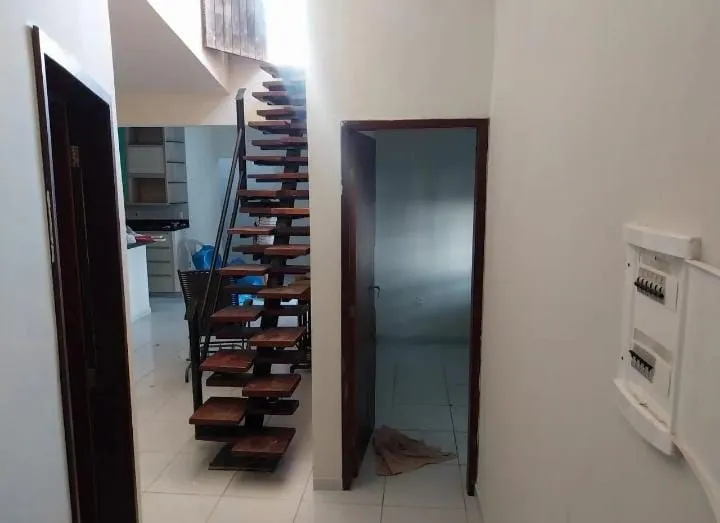Imagem Casa Duplex em Brisamar com 3 suítes, piscina, varanda, cozinha americana e localização privilegiada próxima às praias.