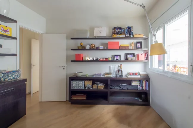 Imagem Apartamento à venda em Moema, com 3 suítes, 2 salas, 5 banheiros, 3 vagas de garagem, 124m².