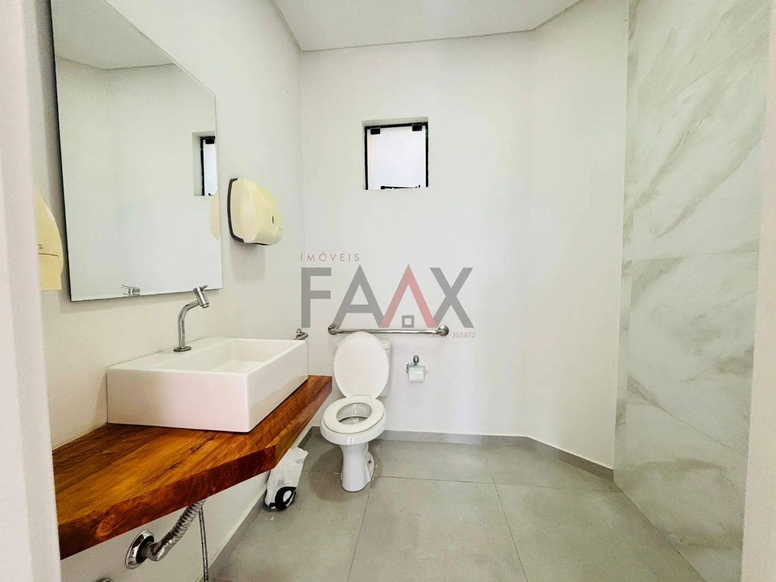 Imagem Sala Comercial para Locação em Frente à BR-277 com Terreno Amplo 840 m