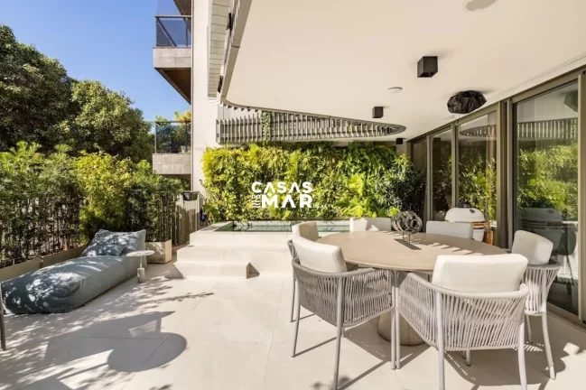 Imagem Apartamento de Luxo no Leblon: 2 quartos, 1 suíte, 2 salas, 2 banheiros, 1 vaga. 133m², próximo à praia, novíssimo, com piscina.
