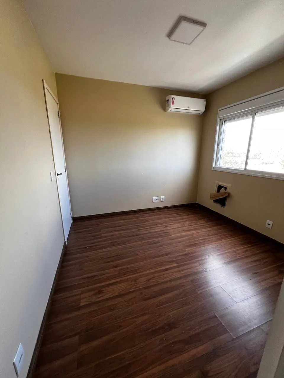 Imagem Apartamento de 3 dormitórios transformado em 2, 1 suíte e living com churrasqueira.
