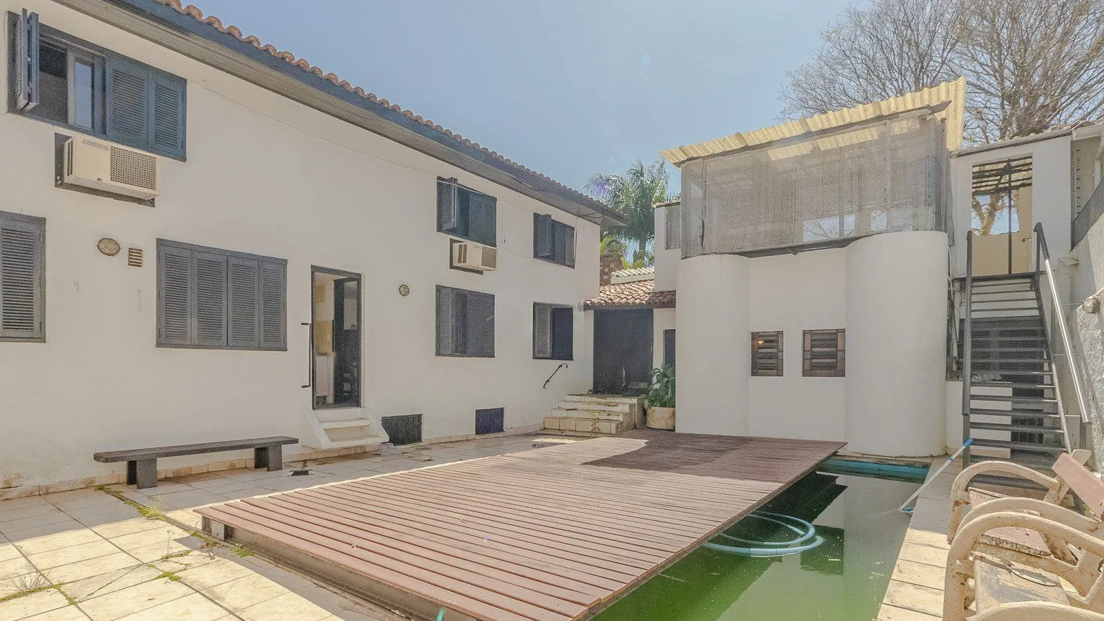 Imagem Excelente casa de 308 m² com 4 suítes e 4 vagas de garagem.
