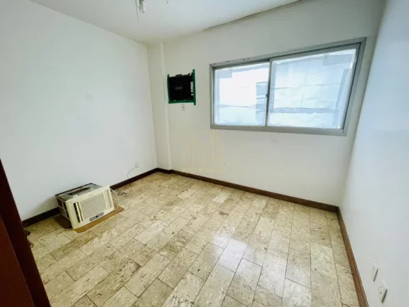 Imagem Apartamento amplo e bem localizado com quatro quartos e varanda a venda no Itaigara