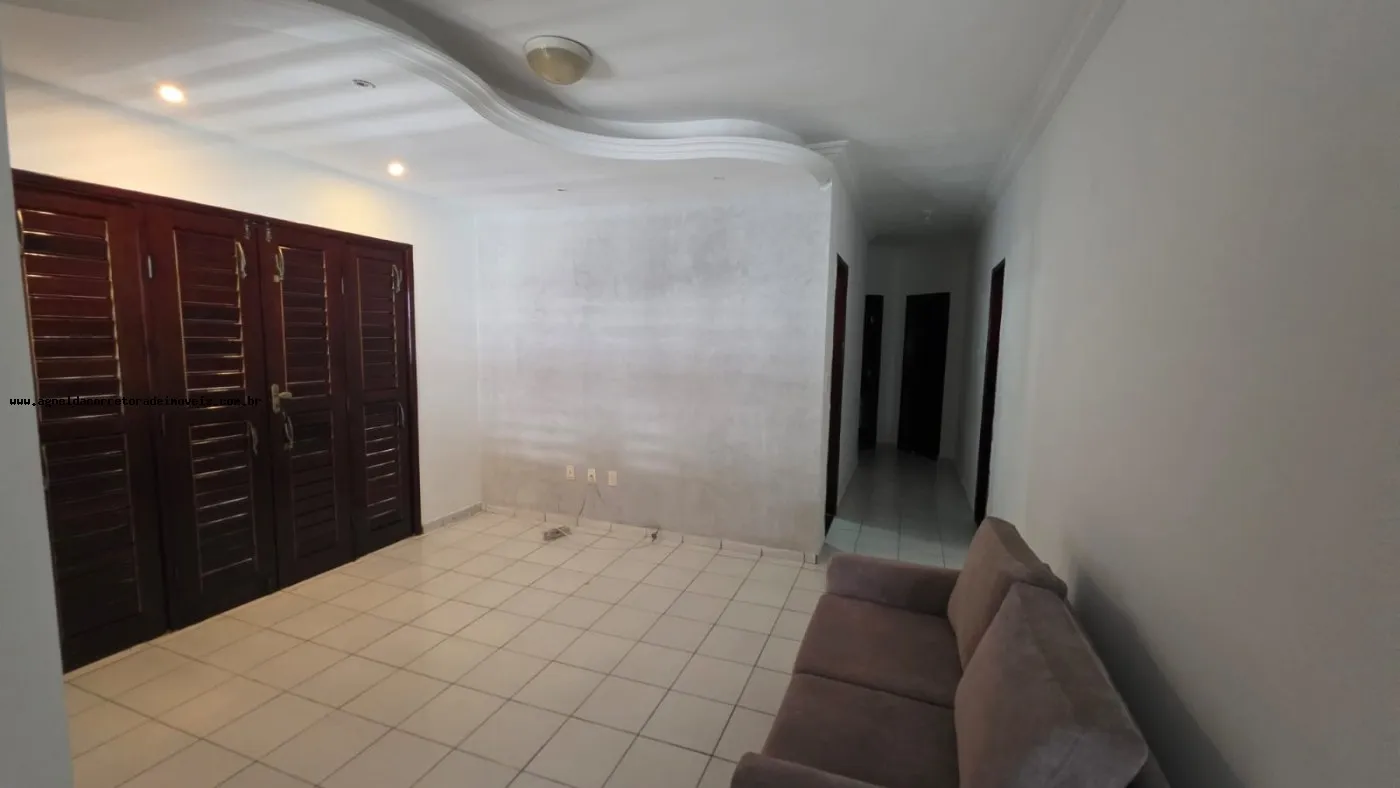 Imagem Casa para Venda em Parnamirim, Emaús, 3 dormitórios, 1 suíte, 2 banheiros, 2 vagas