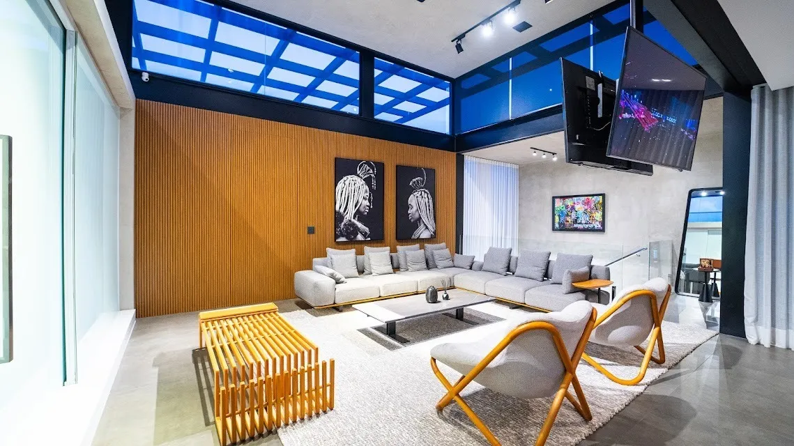 Imagem Casa de Alto Padrão à Venda no Condomínio Alphaville Nova Esplanada 2 - 3 Suítes, Elevador e Piscina com Hidro