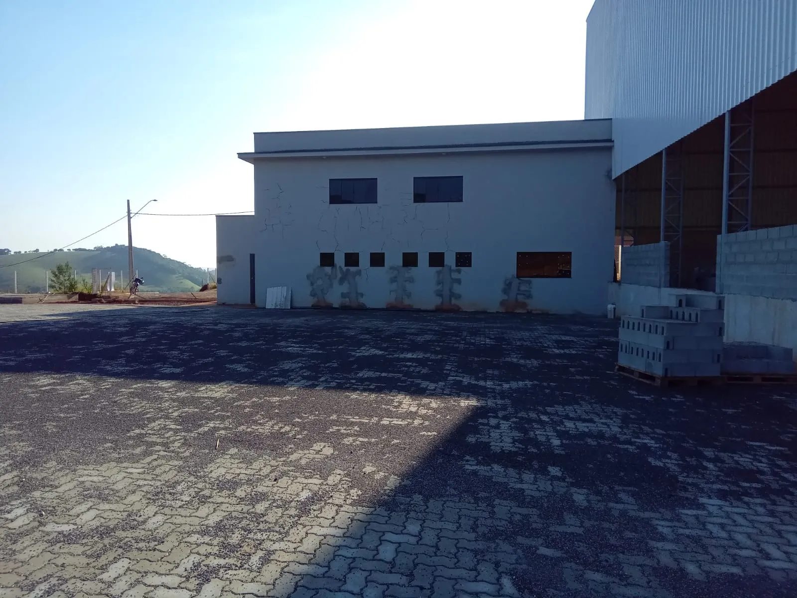 Imagem Galpão Comercial para Venda ou Locação em Cambuí-MG, Bairro Água Comprida: 1 Sala, 2 Banheiros, 5 Vagas de Garagem, 3.600m² de Área.
