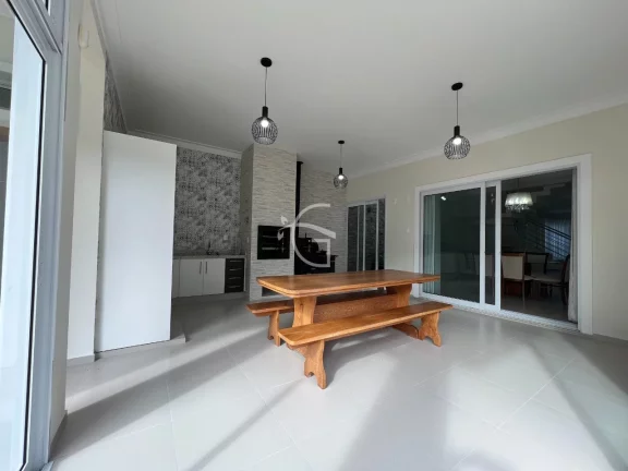 Imagem Essa casa de alto padrão é linda e encantadora.