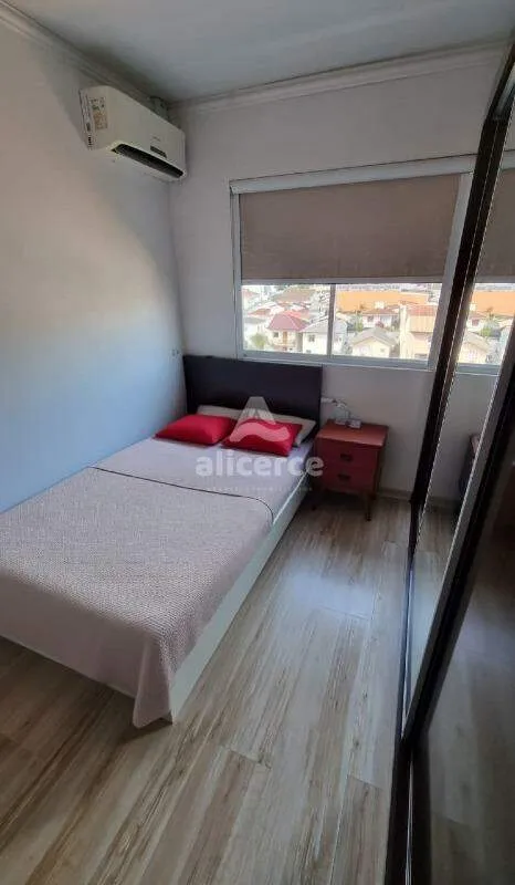 Imagem Apartamento semi mobiliado, 3 dorm. com suíte, andar alto e vista livre em Barreiros - São José - SC