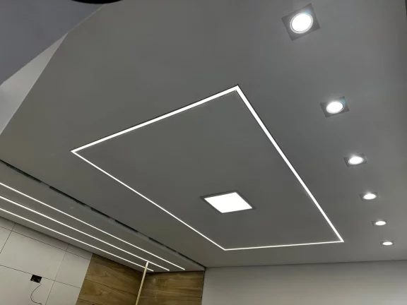 Imagem Apresentamos uma casa extraordinária, com 5 pavimentos e elevador, 3 suítes e uma master , toda climatizada, projetada com refinados toques de arquitetura e design de interiores assinados por Verônica Theodorico. Esta residência nova oferece um estilo de 