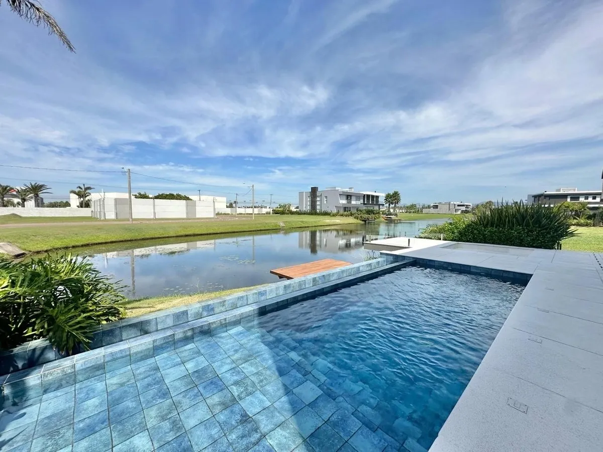 Imagem Sobrado mobiliado e decorado com 05 suítes e piscina em concreto
