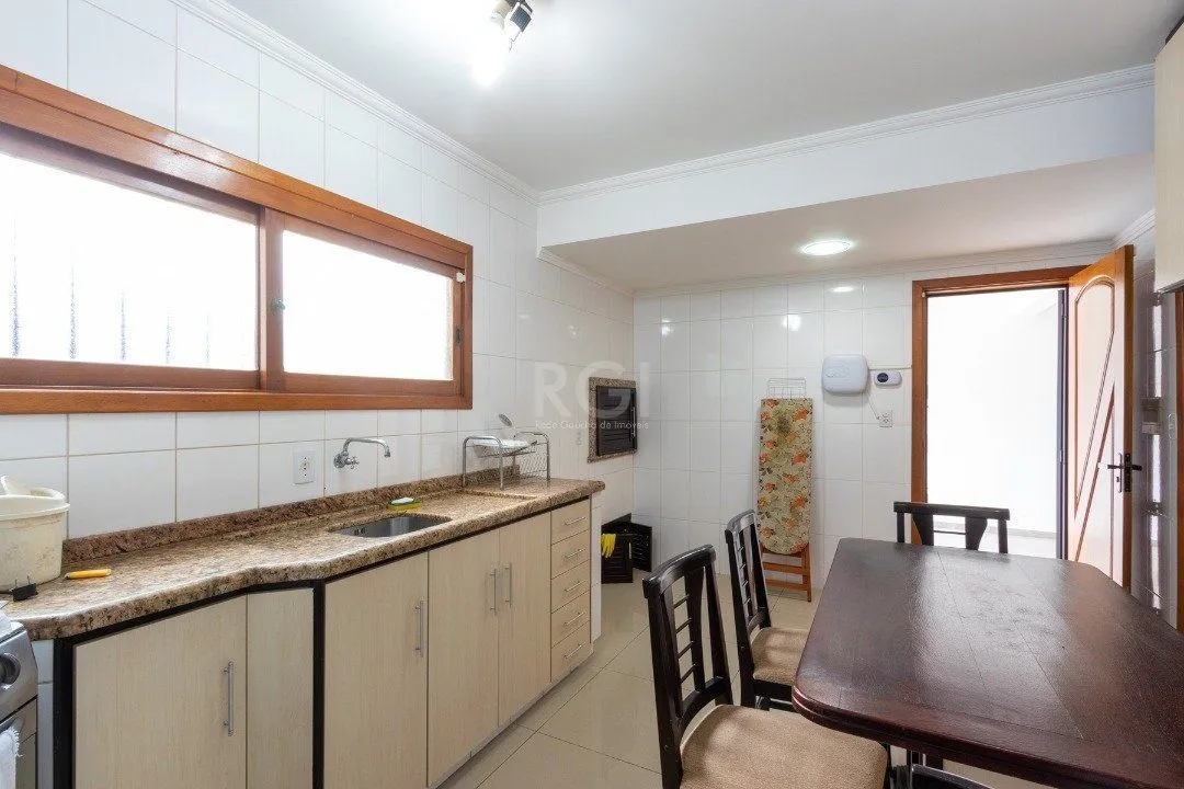 Imagem Casa para Venda - 247m², 3 dormitórios, sendo 1 suites, 4 vagas - Vila Nova