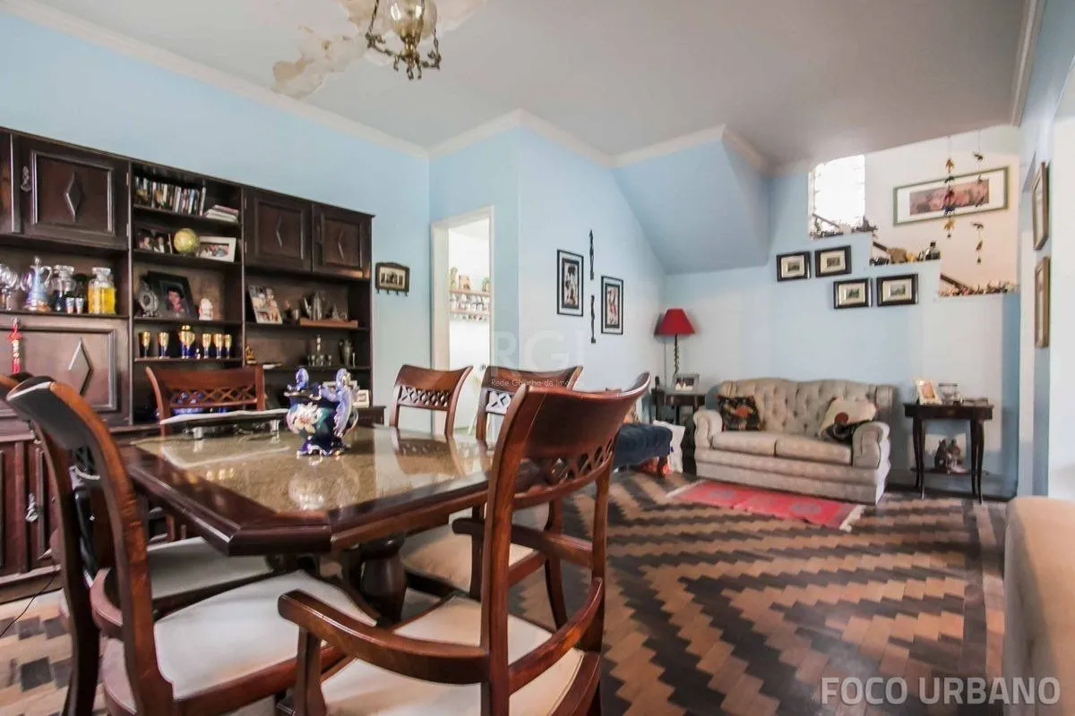 Imagem Casa para Venda - 250m², 4 dormitórios, 2 vagas - Petrópolis