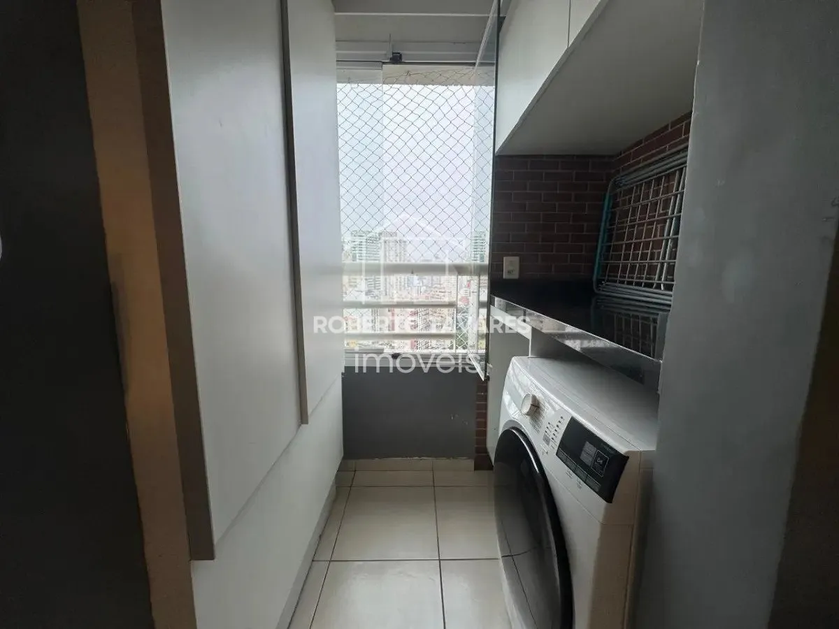 Imagem Apartamento mobiliado com 50 m², muito bem distribuídos, com 2 dormitórios, sendo 1 suíte, 1 vaga de garagem além de estar repleto de armários planejados.