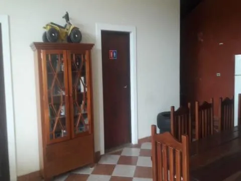 Imagem VENDA DE CASA NO CONDOMÍNIO ARUJÁ COUNTRY CLUB, 250m² c/ 2 quartos, suíte c/ sacada, salão com churrasqueira e forno de pizza e 4 vagas. CONSULTE-NOS.