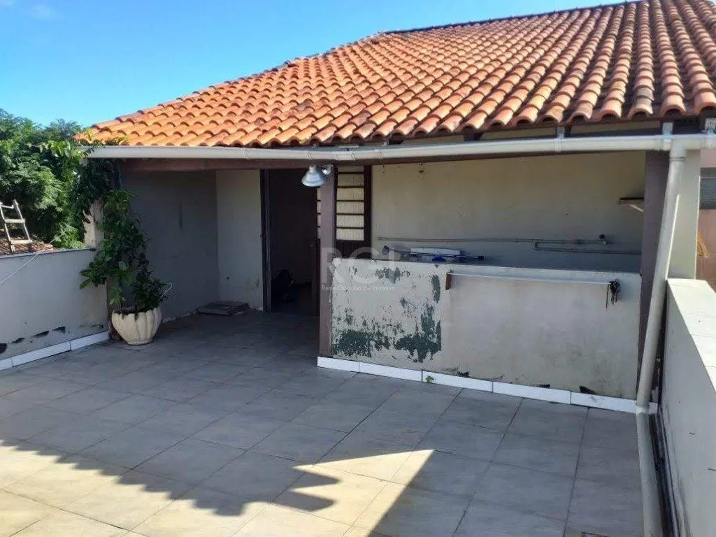 Imagem Casa para Venda - 200m², 6 dormitórios, 4 vagas - Tristeza