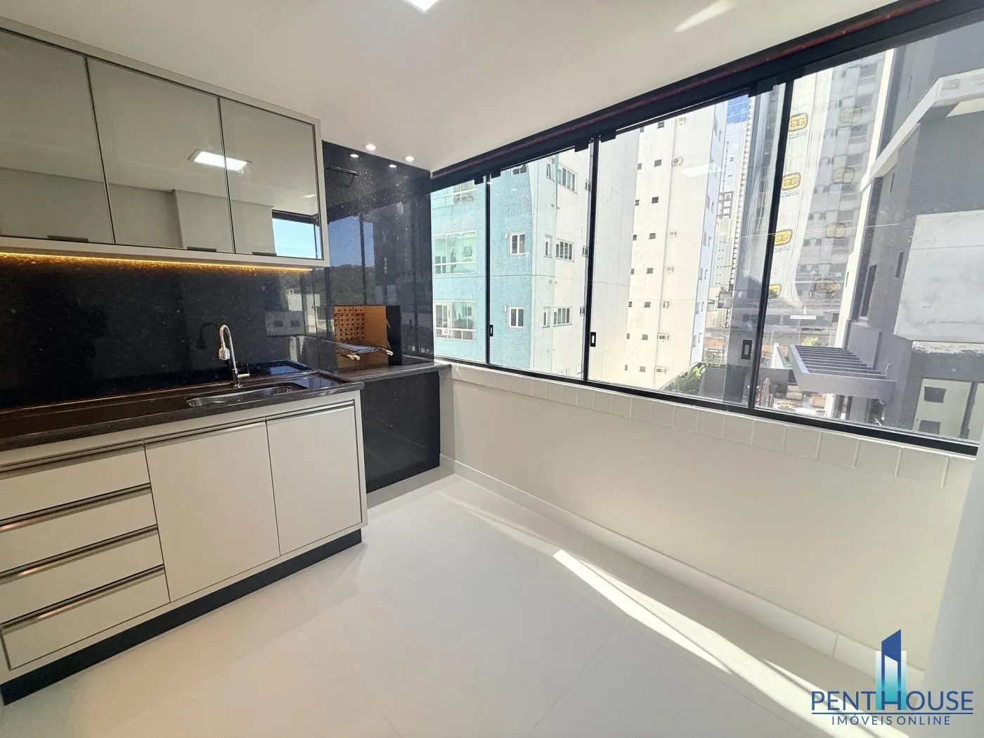 Imagem Apartamento Quadra Mar para Venda em Balneário Camboriú, CENTRO, 2 dormitórios, 1 suíte, 2 banheiros, 1 vaga