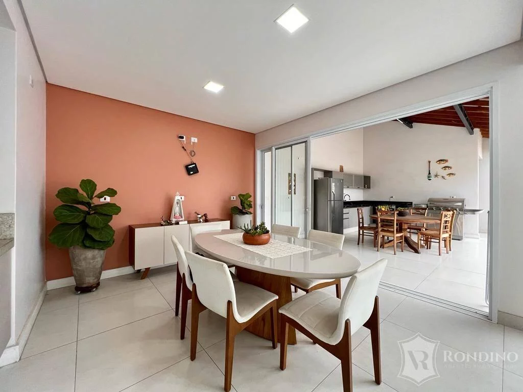 Imagem Casa Sobrado Condomínio Le France. Arquitetura Neoclássica