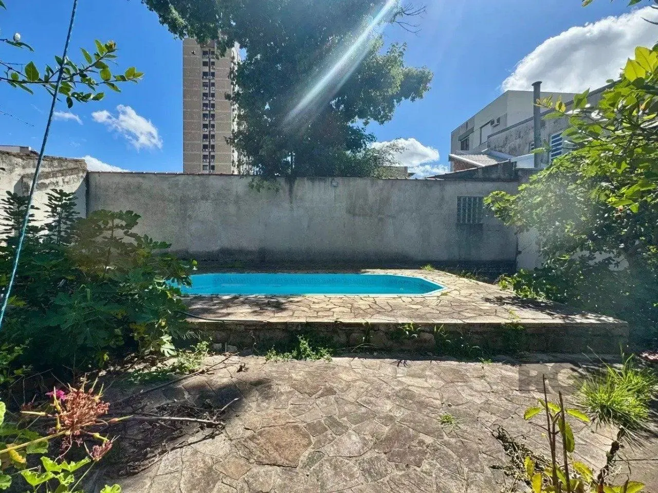 Imagem Casa de 5vquartos e 3 vagas de garagem no bairro Santana em Porto Alegre