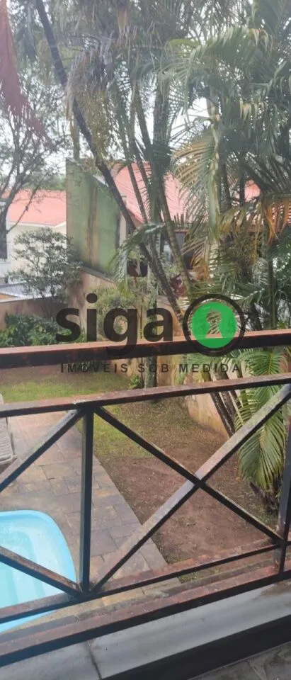 Imagem Sobrado de alto padrão com 500m², 4 suítes e ampla área verde em Interlagos