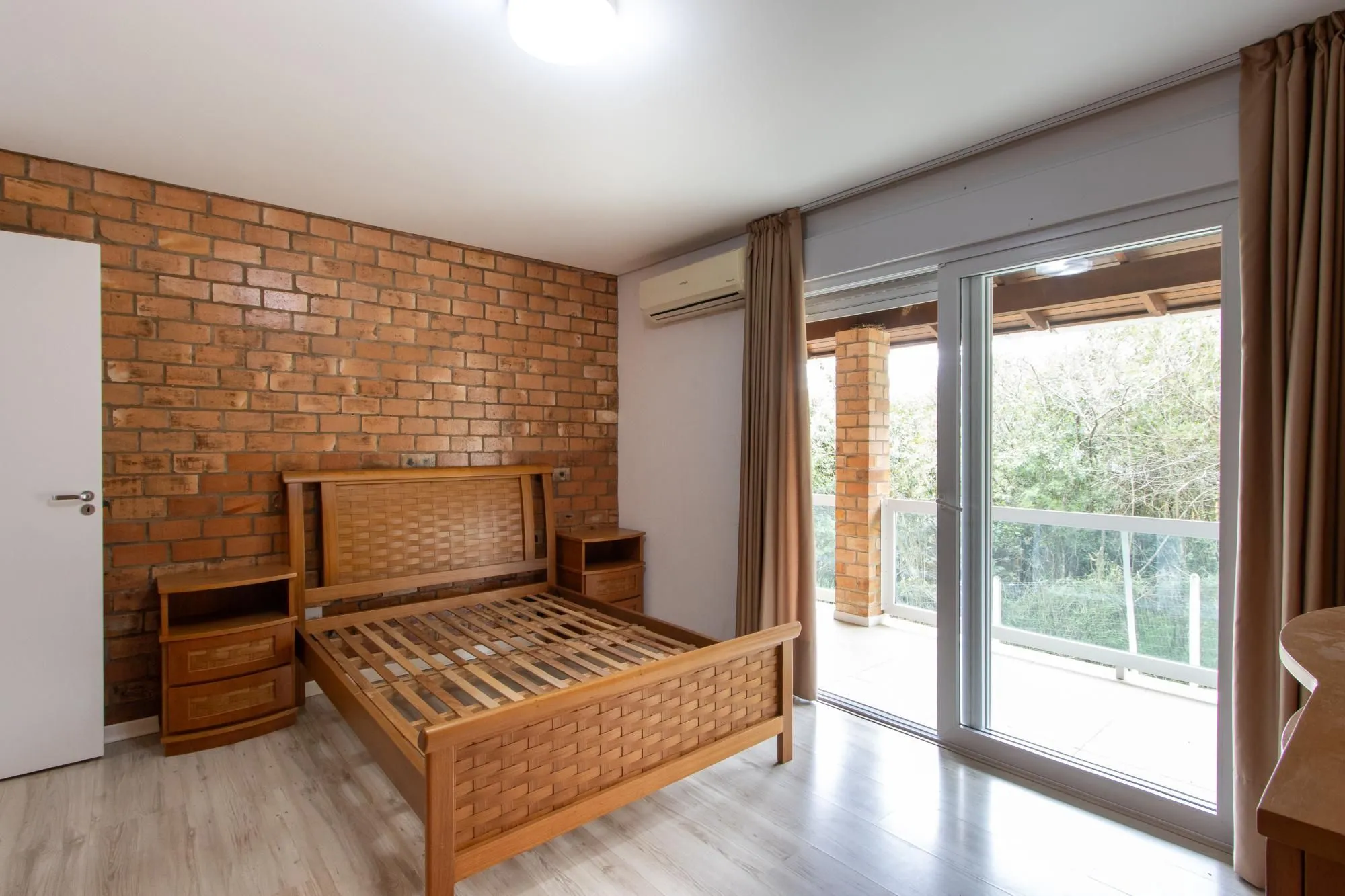 Imagem Casa de alvenaria, com 3 dormitórios, 1 suíte, living, cozinha, lavanderia, churrasqueira, banheiro social, pátio e 4 vagas de garagem.
