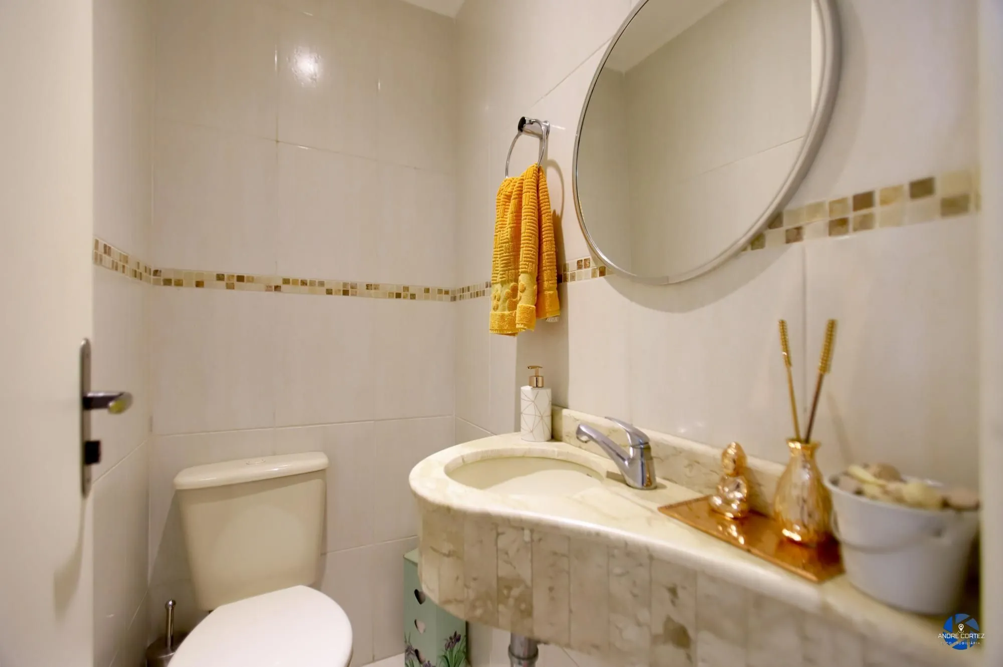 Imagem Vende cobertura: Piso inferior: 03 dormitórios, 02 banheiros, living 2 ambientes, cozinha americana.